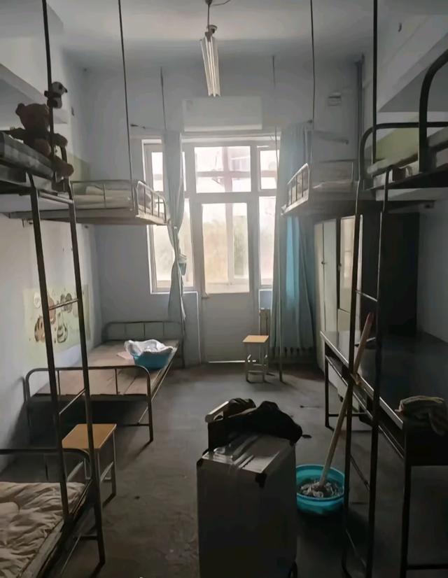 开学天塌了！这样的宿舍是在渡劫吗？网友晒图一个比一个狠！(图3)