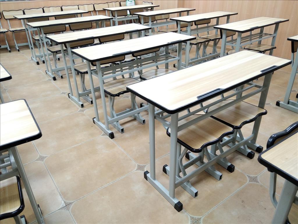 考研大学生占座锁桌椅 学校强制清理割锁(图1)