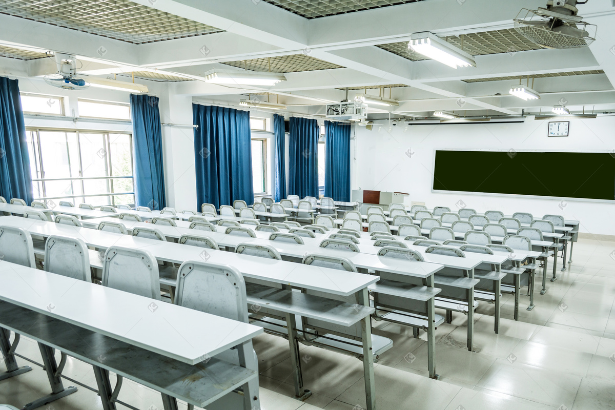 重庆学校搬迁九成新桌椅被砸卖废铁评论区家长、老师喊话要换(图1)