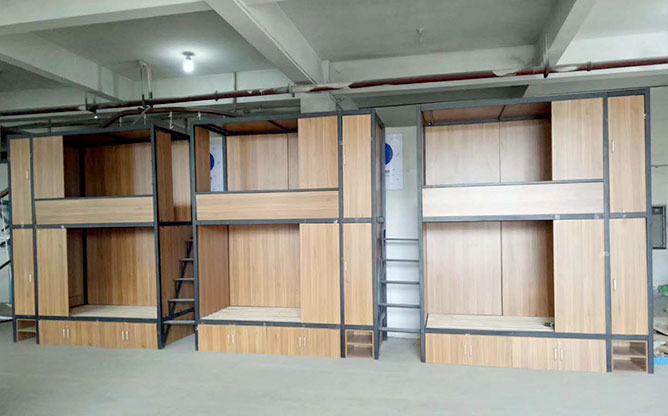 多种多样的学校宿舍家具厂家-公寓床上下铺铁床学生宿舍床员工铁架床双层铁床厂家光彩家具官网(图1)