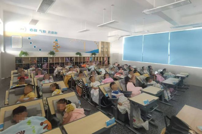 安逸！绵阳一小学千名学生在教室躺着午休 校方：为保证孩子睡眠质量投用特殊课桌椅(图1)