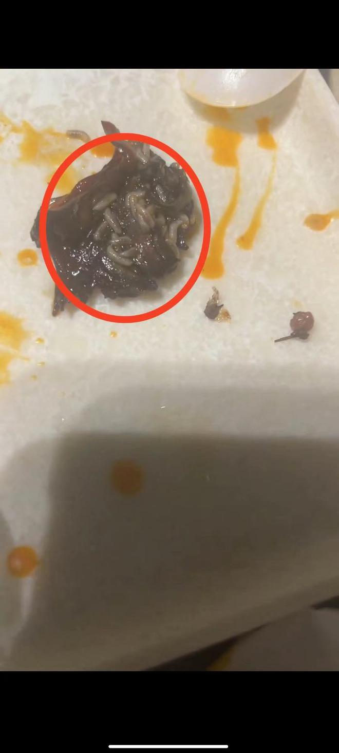 虾滑中吃出蛆虫烤鱼里出现蛆虫红米肠里藏有……食品安全底线一定要守住！(图1)