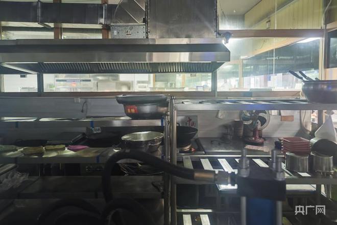 虾滑中吃出蛆虫烤鱼里出现蛆虫红米肠里藏有……食品安全底线一定要守住！(图4)