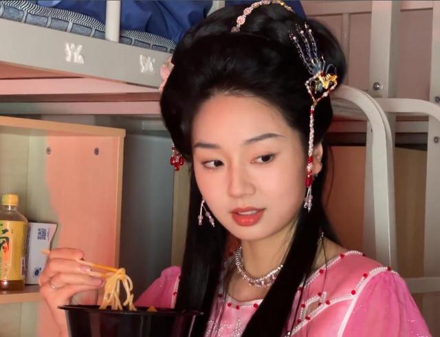 笑惨了！女大学生宿舍自制西游记网友：让你模仿 不是让你超越！(图8)