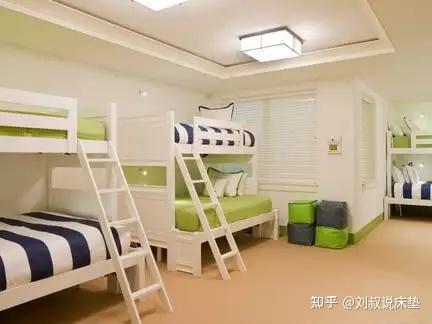 女生需要急救120男医护被宿管阿姨拦住！命重要还是规矩重要？(图1)