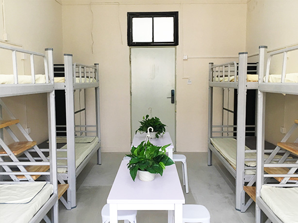 宿舍家具一般是怎样配置的-公寓床上下铺铁床学生宿舍床员工铁架床双层铁床厂家光彩家具官网(图1)