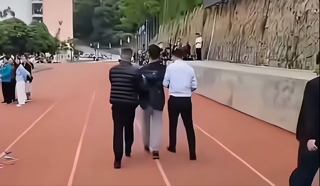 学生上台指责学校有钱建草堂没钱修宿舍？(图3)