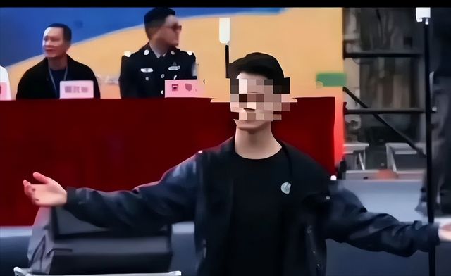学生上台指责学校有钱建草堂没钱修宿舍？(图4)