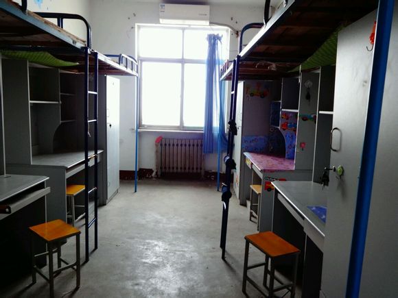 学生宿舍桌椅床介绍(图1)
