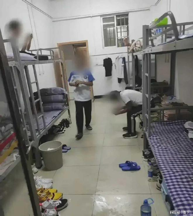 富宁中学宿舍和草堂照片：是澄清还是掩饰？(图2)