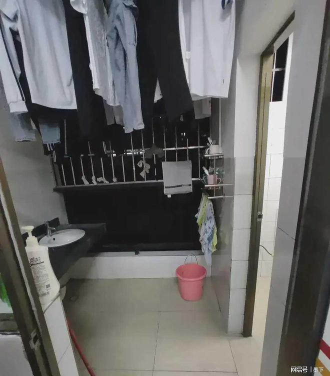 富宁中学宿舍和草堂照片：是澄清还是掩饰？(图6)