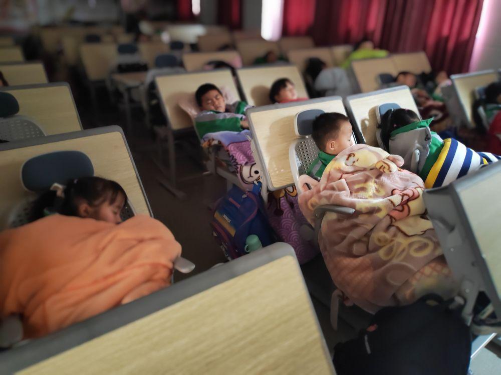 课桌椅不匹配、形式主义作业多、课间难活动……这些问题解决得怎样？(图1)