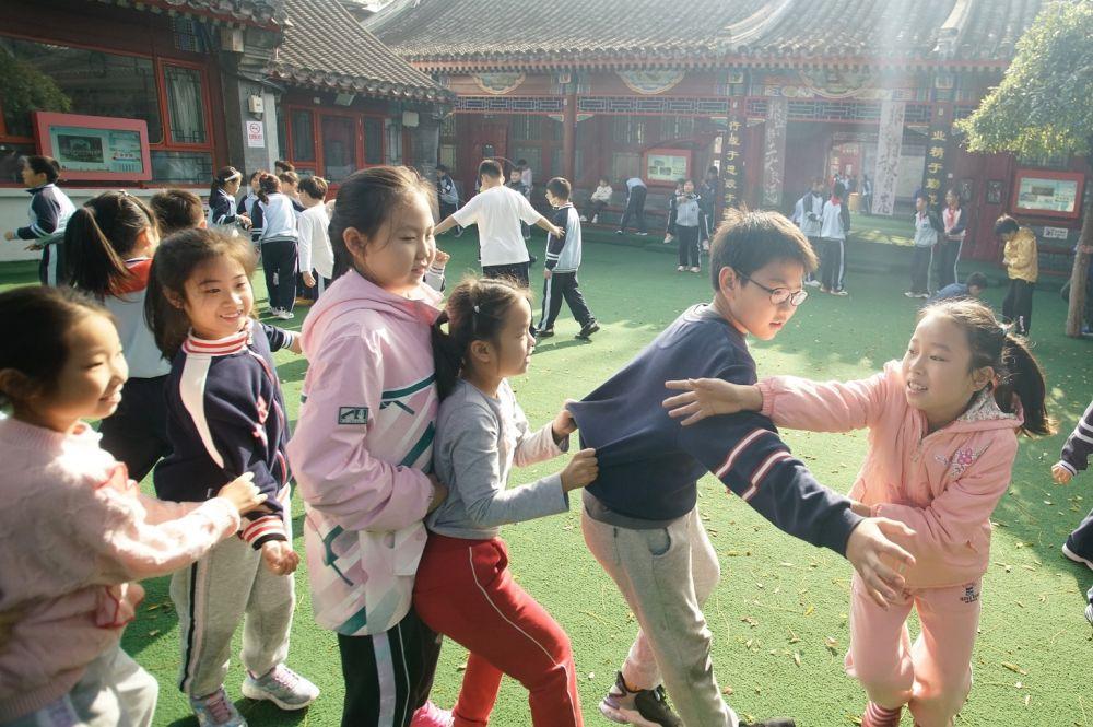 课桌椅不匹配、形式主义作业多、课间难活动……这些问题解决得怎样？(图2)