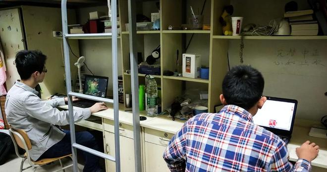 高校推出全透明桌椅这下女生不敢穿短裙了!学校真实目的能猜到么(图4)