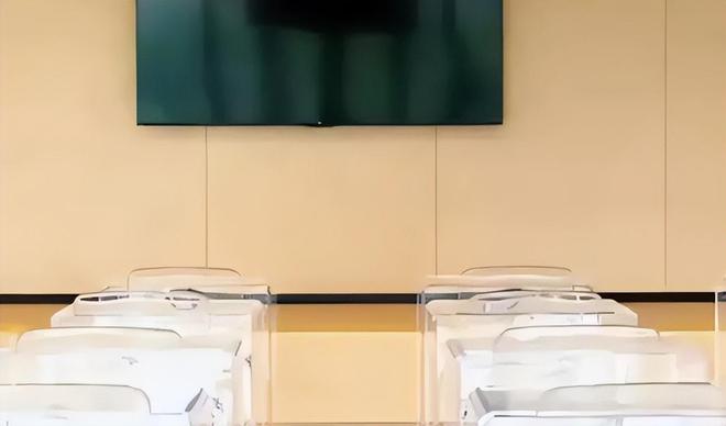 高校推出全透明桌椅这下女生不敢穿短裙了!学校真实目的能猜到么(图2)