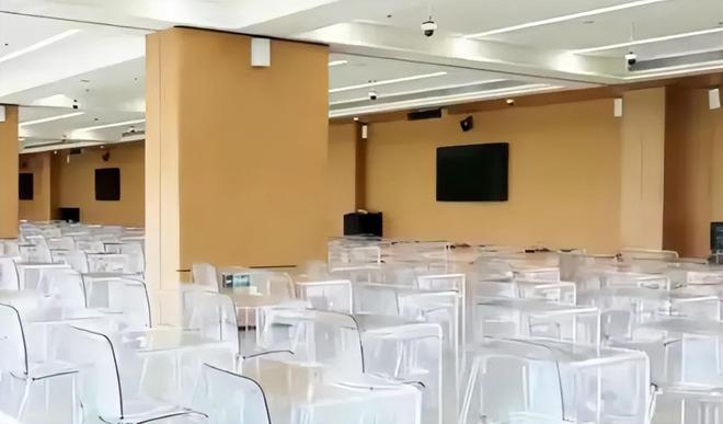 高校推出全透明桌椅这下女生不敢穿短裙了!学校真实目的能猜到么(图1)