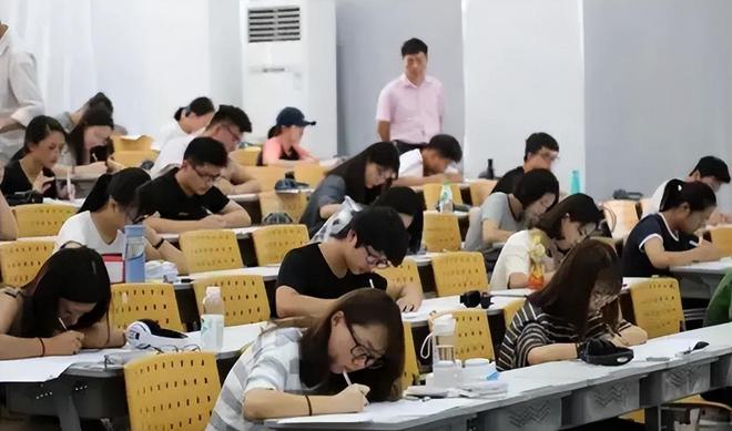 高校推出全透明桌椅这下女生不敢穿短裙了!学校真实目的能猜到么(图5)