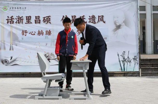 午休桌椅进校园恒林家居伴成长(图2)
