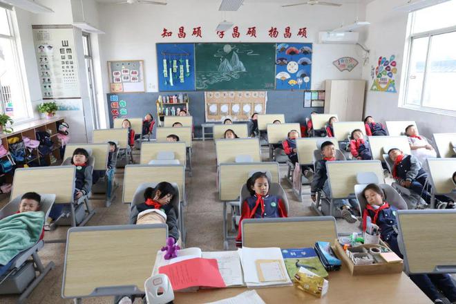 午休桌椅进校园恒林家居伴成长(图1)