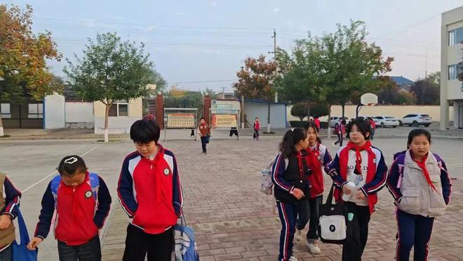 学生深度报道 逐渐消失的“村小”去留两难的乡村老师(图4)