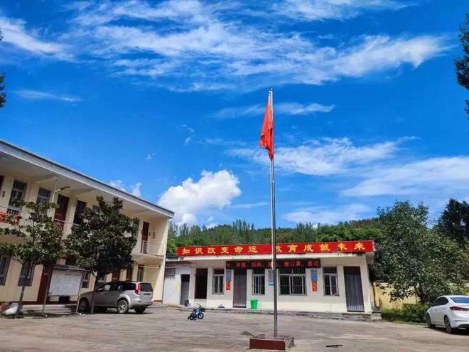 学生深度报道 逐渐消失的“村小”去留两难的乡村老师(图6)