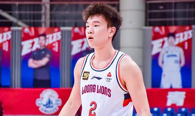 CBA球员张兴亮将女友藏入行李箱带入宿舍通宵陪伴女友补习作业(图2)
