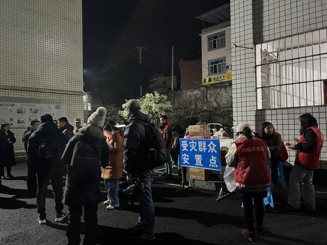 筠连滑坡受灾村民已安置进学校宿舍当地全力保障吃住等需求(图1)