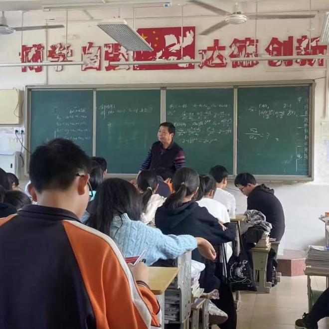 湖北58岁高三老师在宿舍去世女儿发声曝细节教育局介入(图2)