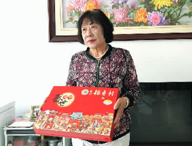 1981年内蒙古女老师给学生20元买棉鞋26年男孩给她一套房报恩(图1)