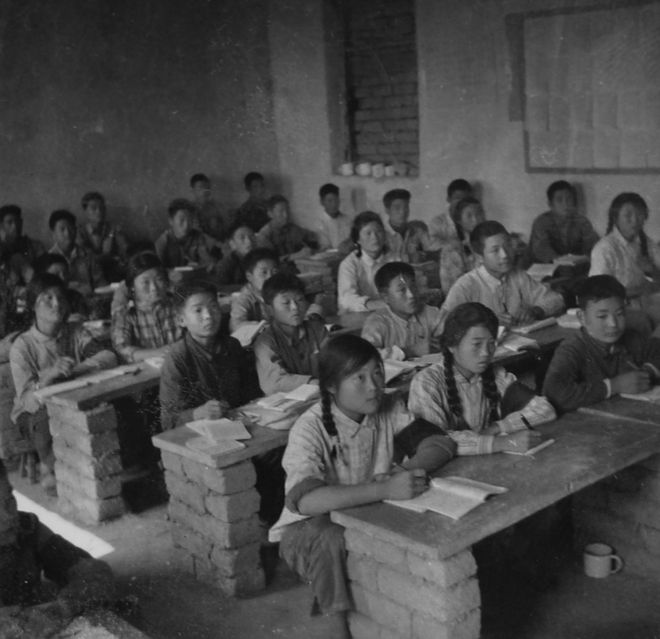 1981年内蒙古女老师给学生20元买棉鞋26年男孩给她一套房报恩(图3)