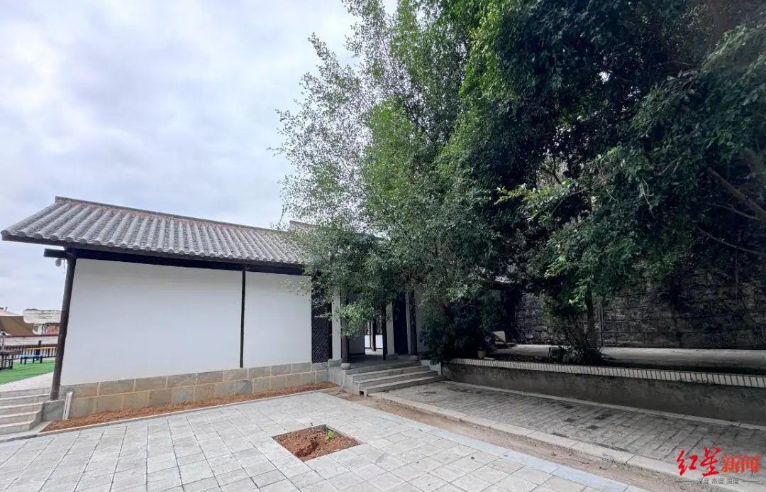 吐槽“有钱修草堂没钱建宿舍”的学生已返校当地教体局：学校需反思改进(图2)