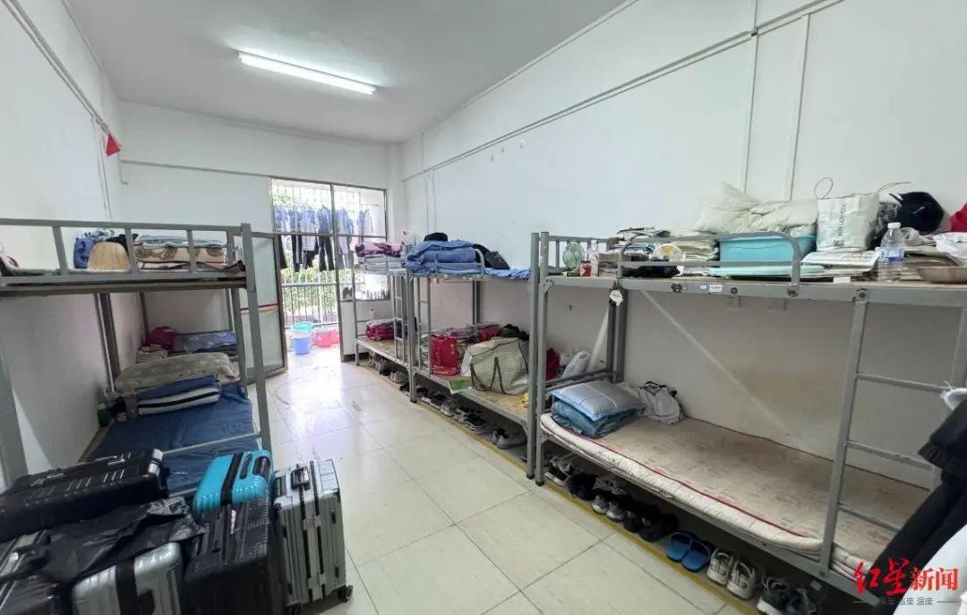 吐槽“有钱修草堂没钱建宿舍”的学生已返校当地教体局：学校需反思改进(图6)