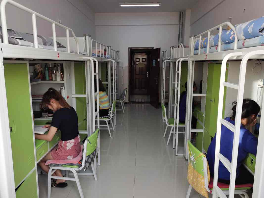 江西一高校现28人豪华寝室 学生：把我们当猪养？(图1)