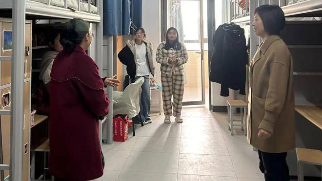 关怀进宿舍 情暖新学期 信阳学院数学与统计学院开展新学期宿舍走访活动(图1)