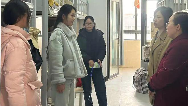 关怀进宿舍 情暖新学期 信阳学院数学与统计学院开展新学期宿舍走访活动(图2)