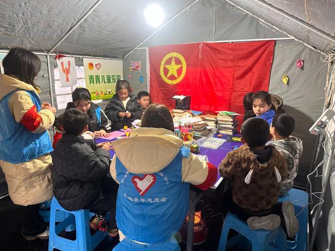 照顾好近20名儿童安置点搭起青青儿童乐园(图3)