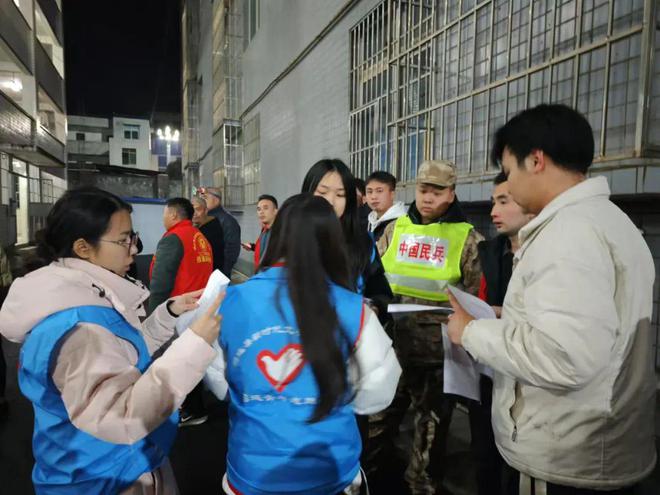 照顾好近20名儿童安置点搭起青青儿童乐园(图4)