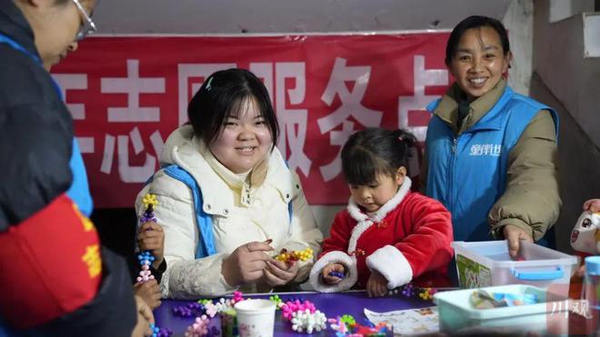 照顾好近20名儿童安置点搭起青青儿童乐园(图1)