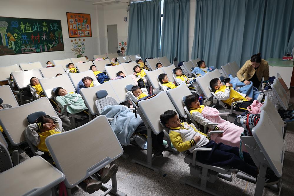 石狮一学校16个班学生午休告别“趴睡” 实现“躺睡自由”(图1)