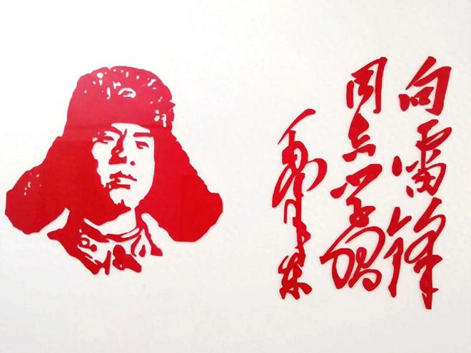 雷锋在武汉长江大桥下的留影穿戴干净整齐、慈眉善目、招人喜爱(图1)