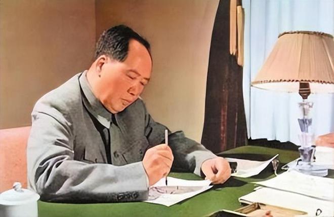 雷锋在武汉长江大桥下的留影穿戴干净整齐、慈眉善目、招人喜爱(图2)
