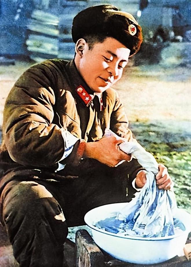 雷锋在武汉长江大桥下的留影穿戴干净整齐、慈眉善目、招人喜爱(图8)