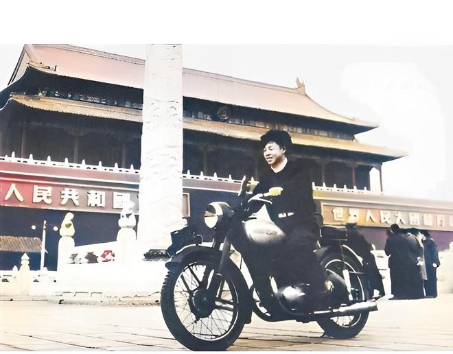 雷锋在武汉长江大桥下的留影穿戴干净整齐、慈眉善目、招人喜爱(图9)