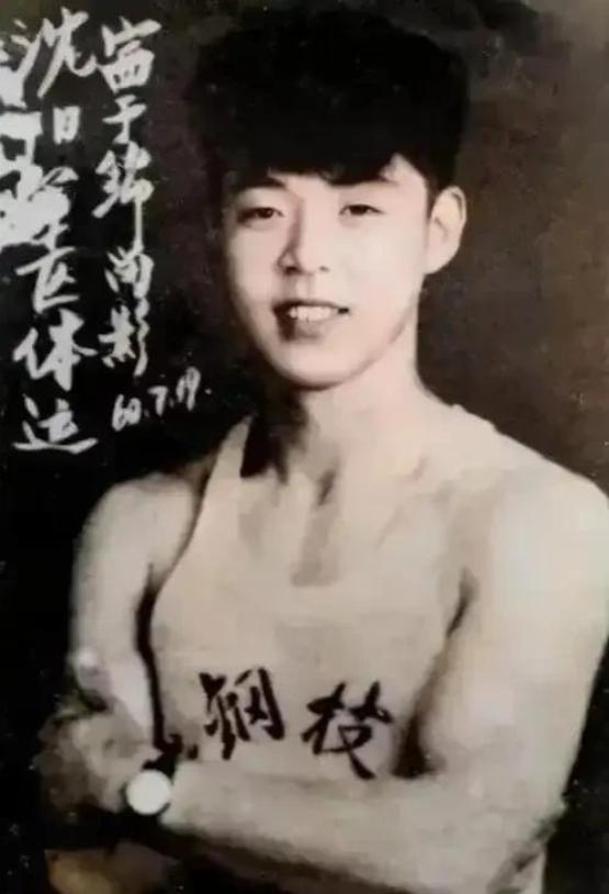 雷锋在武汉长江大桥下的留影穿戴干净整齐、慈眉善目、招人喜爱(图10)