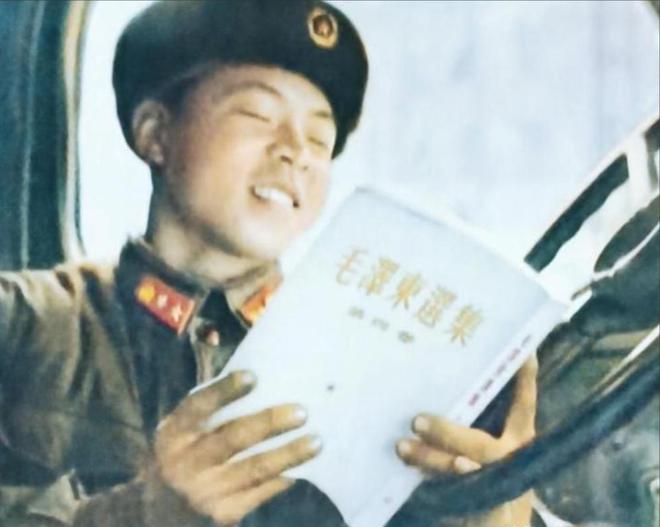 雷锋在武汉长江大桥下的留影穿戴干净整齐、慈眉善目、招人喜爱(图11)
