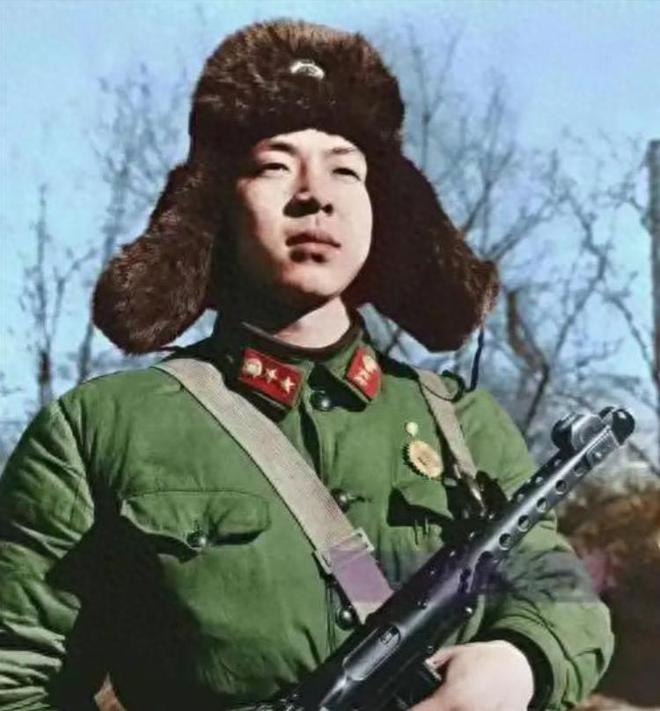 雷锋在武汉长江大桥下的留影穿戴干净整齐、慈眉善目、招人喜爱(图14)