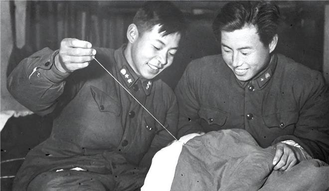 雷锋在武汉长江大桥下的留影穿戴干净整齐、慈眉善目、招人喜爱(图17)