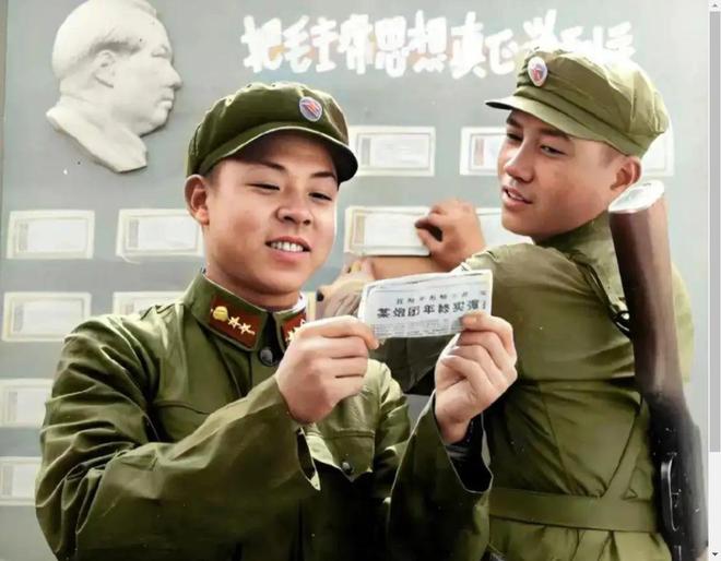 雷锋在武汉长江大桥下的留影穿戴干净整齐、慈眉善目、招人喜爱(图16)