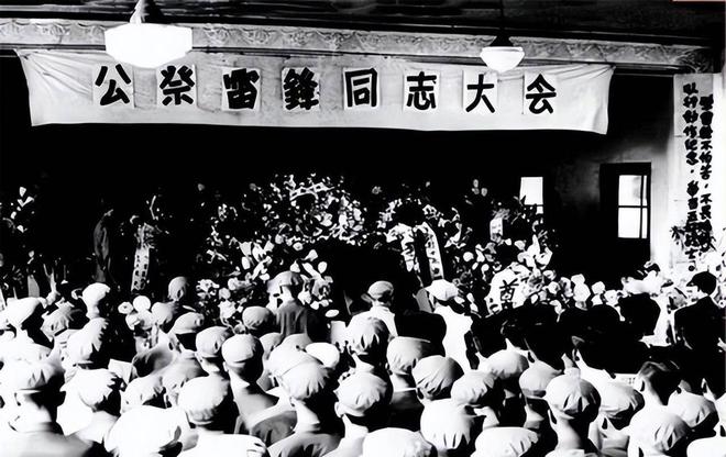 雷锋在武汉长江大桥下的留影穿戴干净整齐、慈眉善目、招人喜爱(图27)