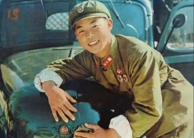 雷锋在武汉长江大桥下的留影穿戴干净整齐、慈眉善目、招人喜爱(图26)